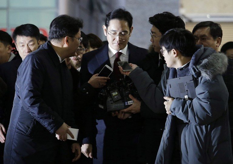 FACING SCANDAL. Lee Jae-yong (C) vice chairman of Samsung Electronics, arrives to be questioned as a suspect in a corruption scandal that led to the impeachment of President Park Geun-Hye, at the office of the independent counsel in Seoul on January 12, 2017. Ahn Young-Joon / Pool / AFP 