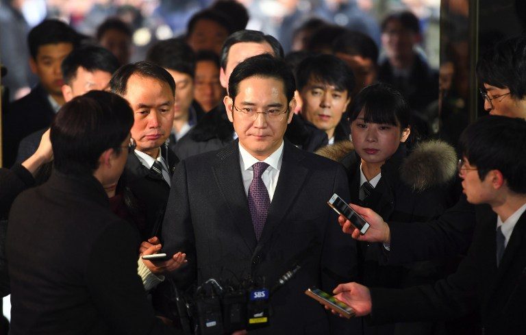 Samsung Group's heir-apparent Lee Jae-Yong (C) arrives at court for a hearing to review the issuing of his arrest warrant at the Seoul Central District Court in Seoul on January 18, 2017. Jung Yeon-Je/AFP 