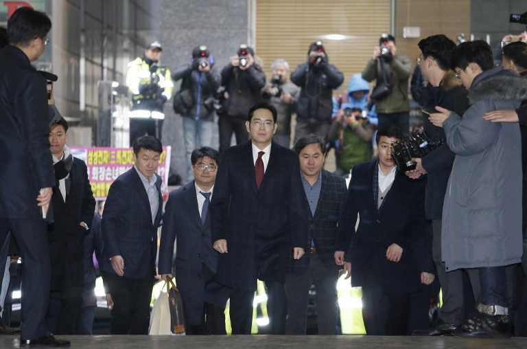 Lee Jae-yong (C) vice chairman of Samsung Electronics, arrives to be questioned as a suspect in a corruption scandal that led to the impeachment of President Park Geun-Hye, at the office of the independent counsel in Seoul on January 12, 2017. Ahn Young-Joon/Pool/AFP 