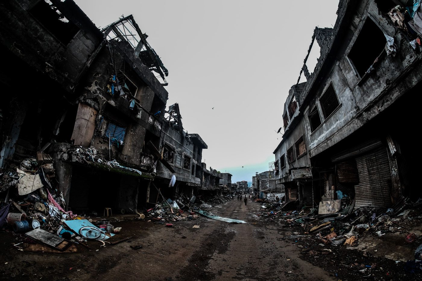 GHOST TOWN. A once busy street littered with war debris. lPhoto by Bobby Lagsa/Rappler   
