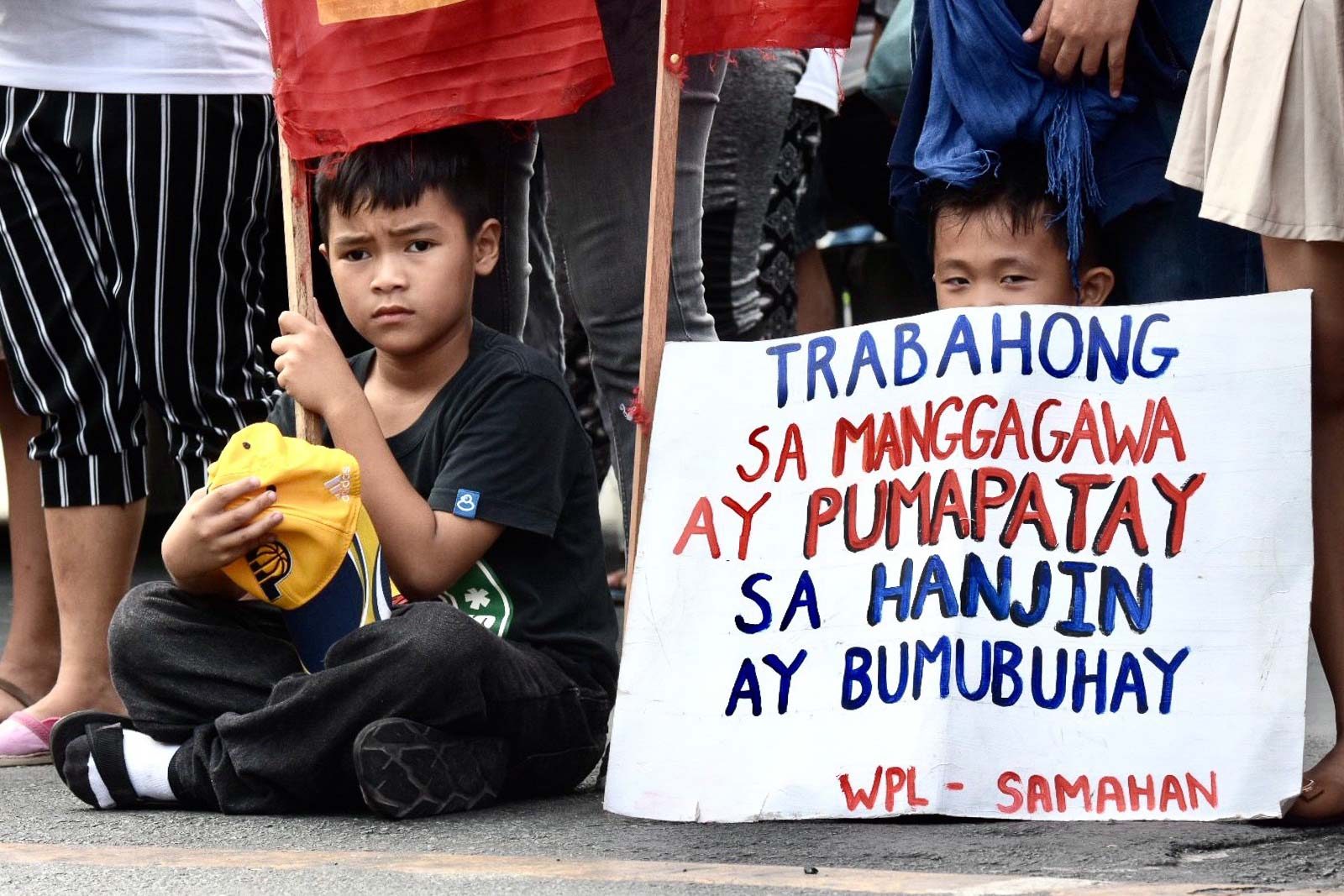 SUPPORT. Workers, together with their families, join the Mendiola protest. Photo by Angie de Silva/Rappler  