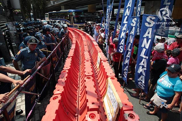 Columns of policemen face protesters at an anti-government rally at the EDSA Shrine, February 22, 2015. Photo by Ben Nabong/Rappler 