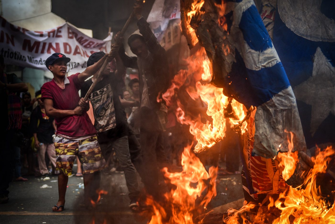 BURN. Protesters burn the modified US flags during the last day of the ASEAN Summit. Photo by Alecs Ongcal/Rappler 