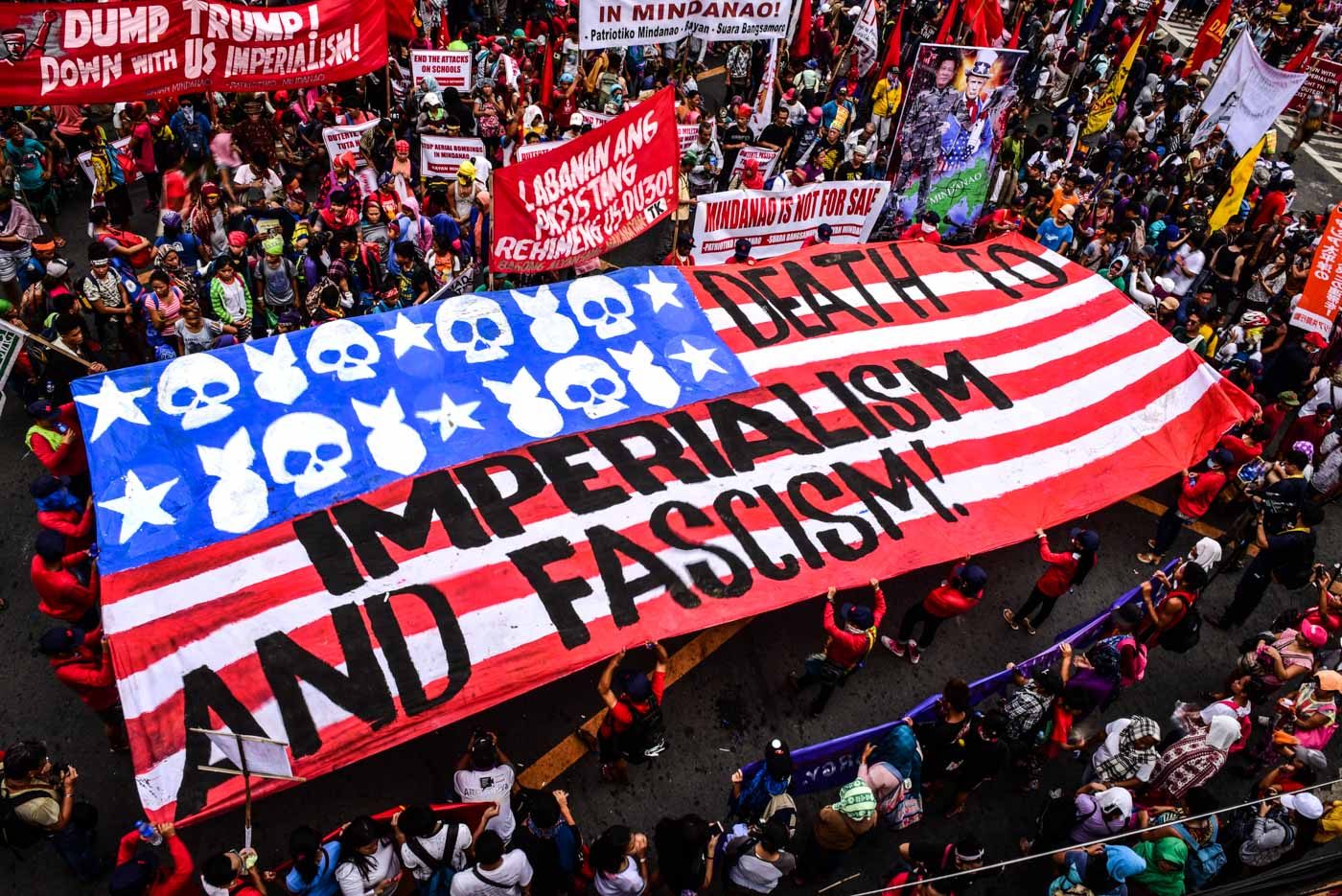 MODIFIED FLAG. Protesters prepare a modified US flag which they set to burn on the last day of the ASEAN Summit. Photo by Alecs Ongcal/Rappler   
