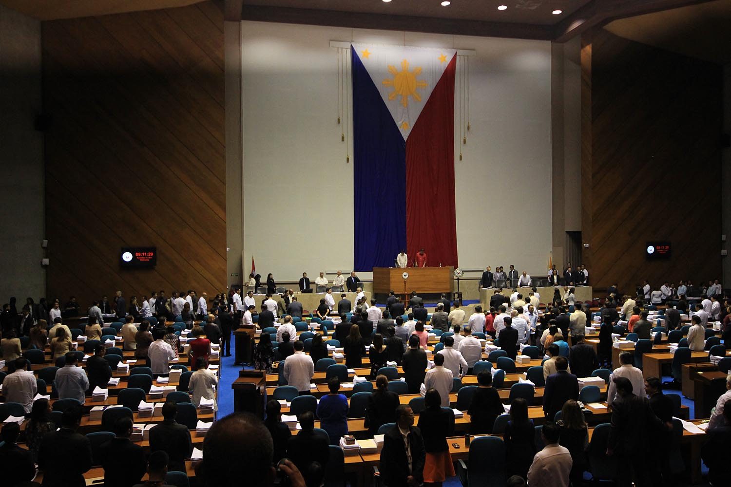 SUPERMAJORITY. Members of both the House and Senate conduct a joint session to discuss Duterte's martial law extension; both chambers are dominated by a 'supermajority.' File photo by Darren Langit/Rappler 