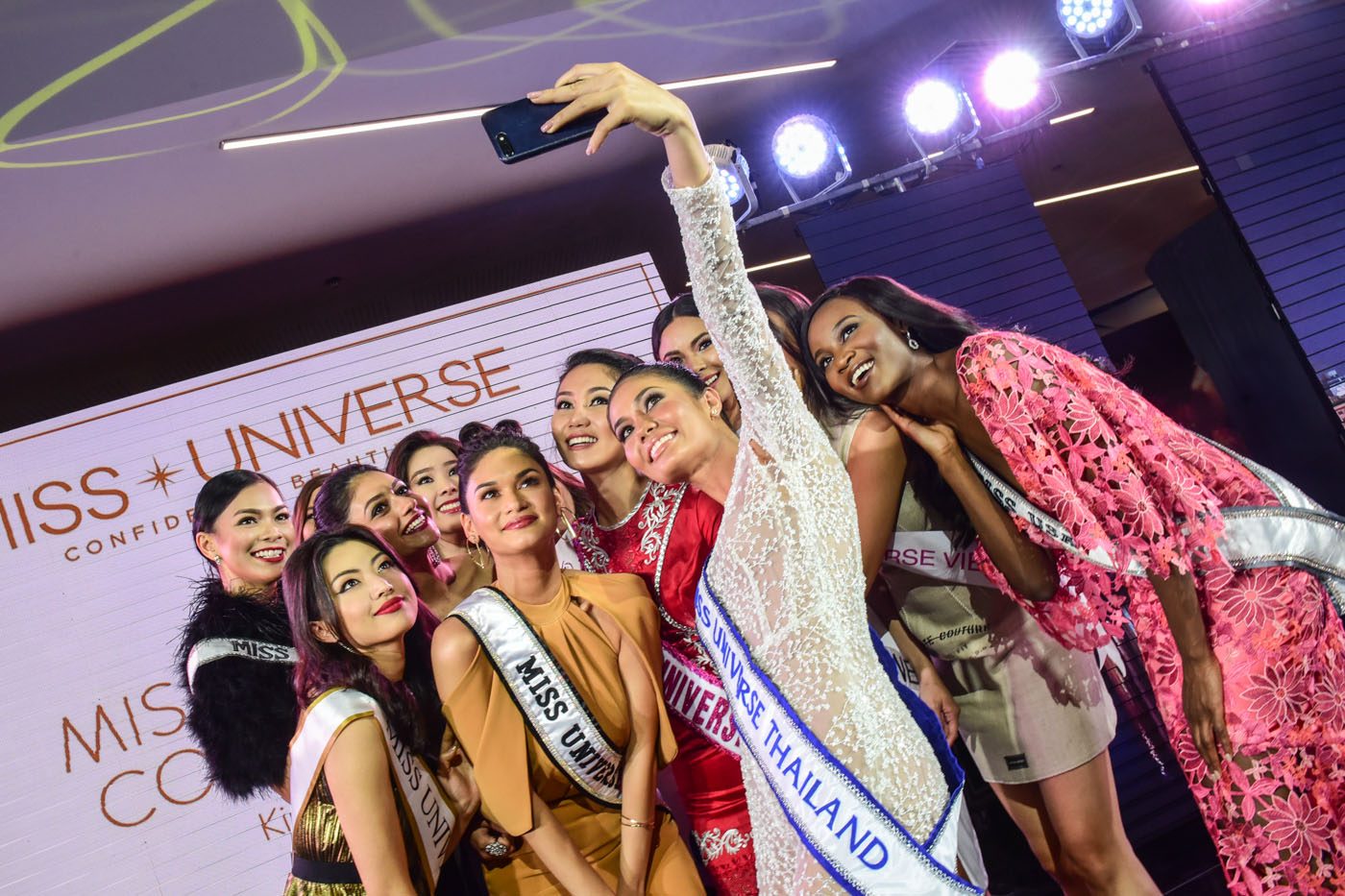 SELFIE. Eleven Miss Universe 2016 candidates take a selfie with Pia Wurtzbach at the pageant kick-off in December 2016. Photo by Alecs Ongcal/Rappler 
