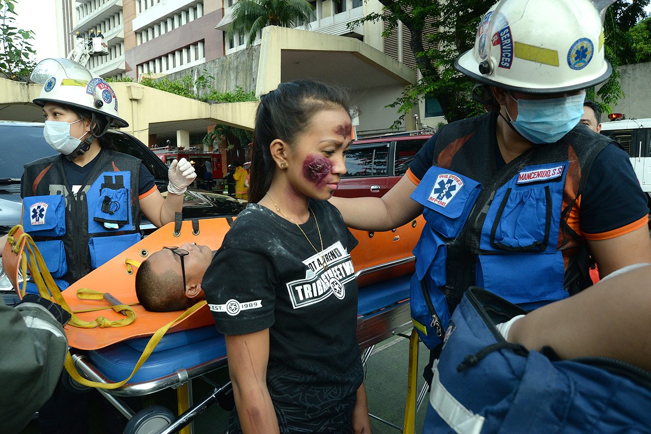 'CASUALTIES.' Medics attend to 'earthquake victims'. Photo by Maria Tan/Rappler  