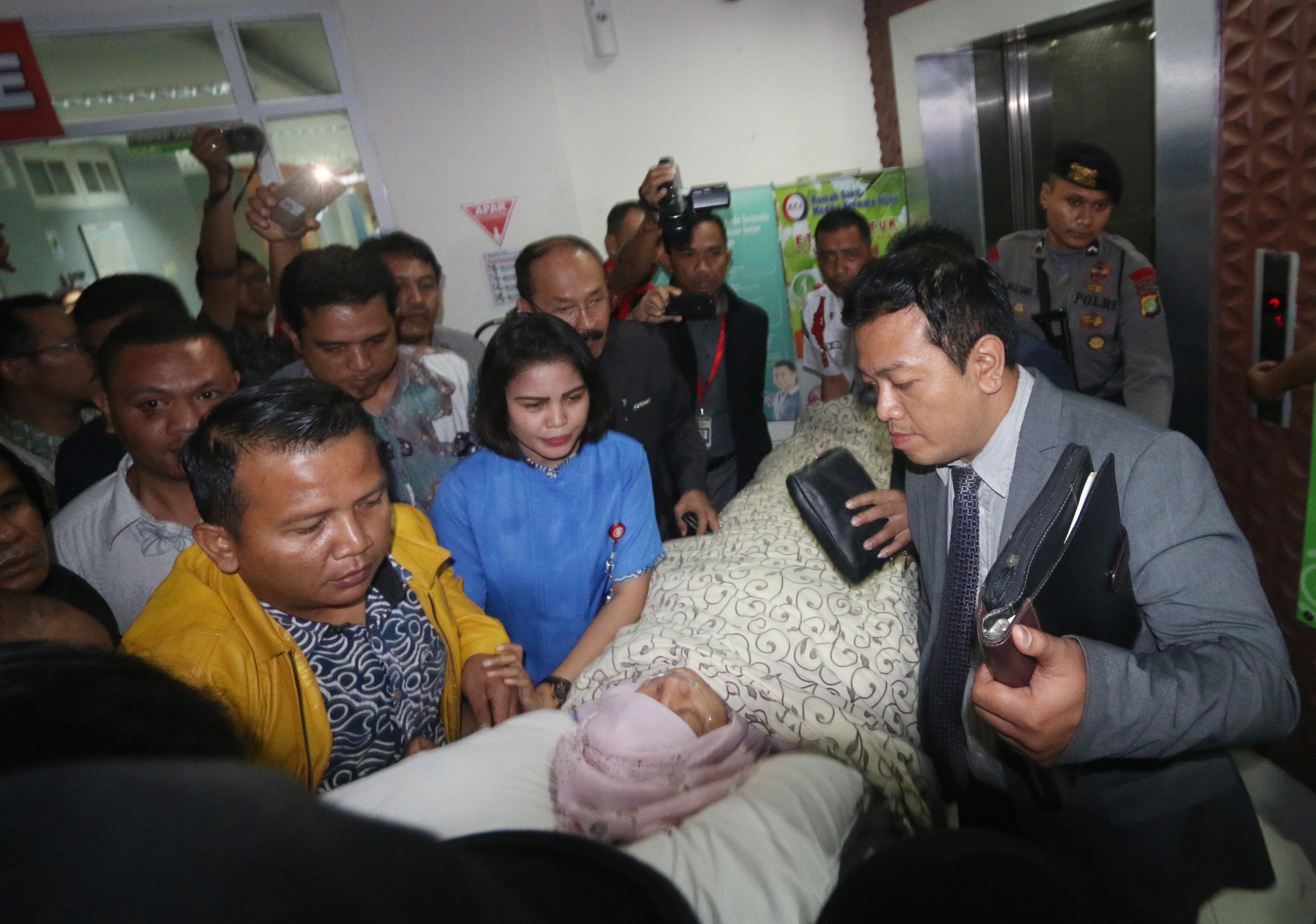 DIBAWA KELUAR. Ketua DPR Setya Novanto dibawa keluar dari Rumah Sakit Medika Permata Hijau, Jakarta, Jumat, 17 November. Foto oleh Wibowo Armando/ANTARA 