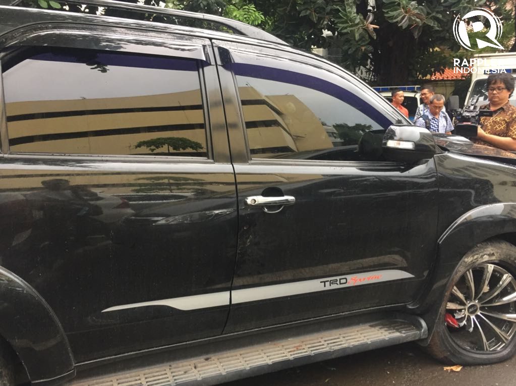 PECAH. Ban bagian kanan mobil Toyota Fortuner yang ditumpangi Setya Novanto pecah. Foto: istimewa 