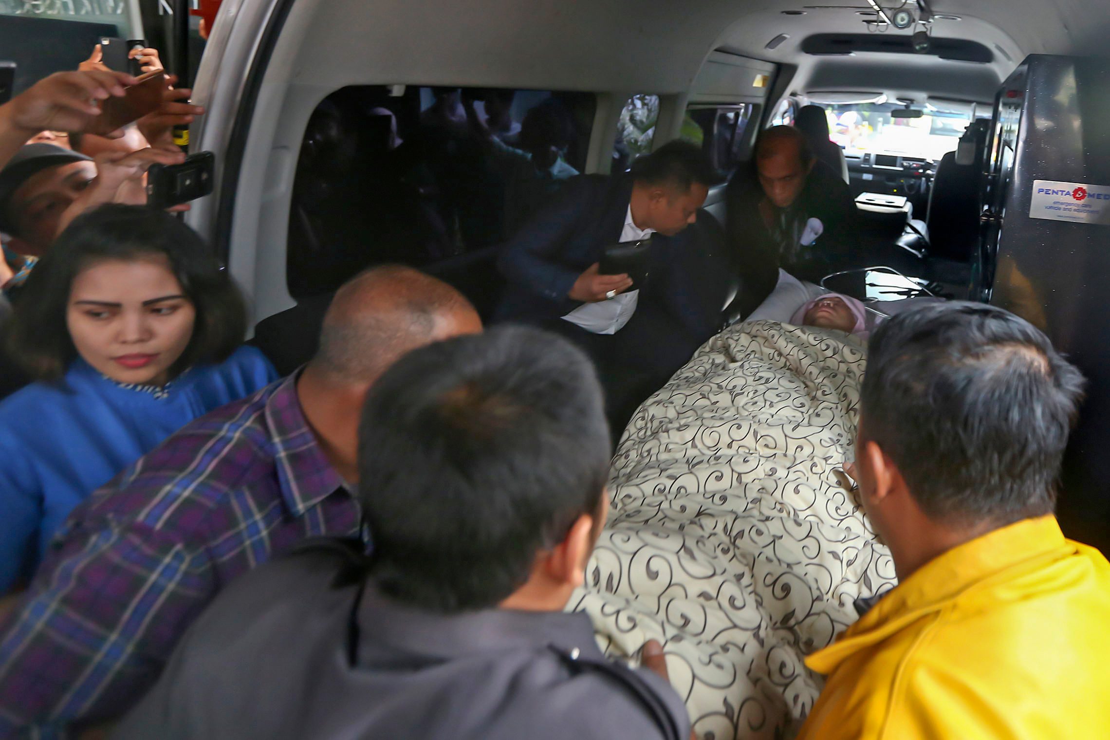 TIBA DI RSCM. Ketua DPR Setya Novanto dibawa keluar dari mobil ambulance setibanya di RSCM Kencana, Jakarta Pusat, Jumat, 17 November. Foto oleh Ubaidillah/ANTARA 