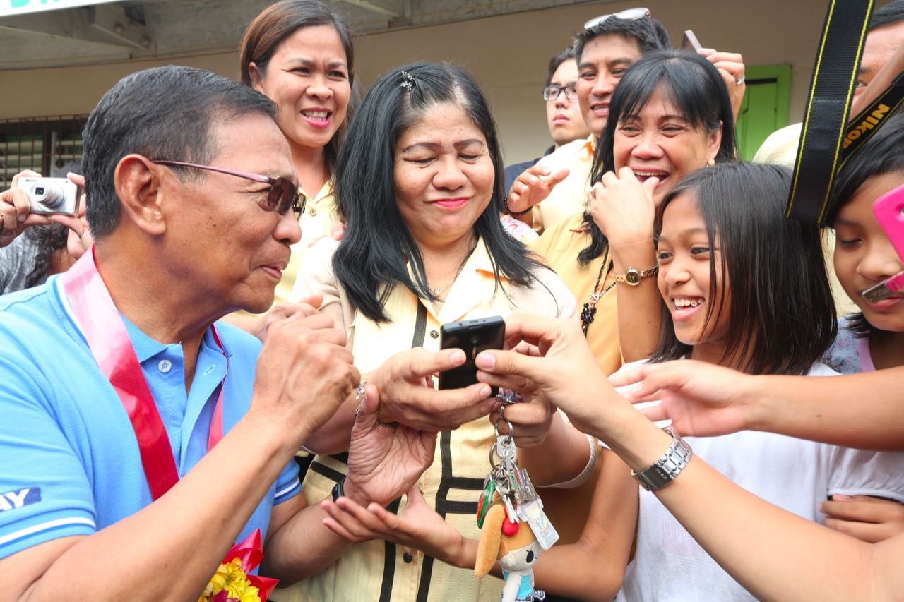 SELFIE WITH THE VP. Vice President Jejomar Binay grants selfie requests from students and teachers in Aurora province. File photo from the United Nationalist Alliance   