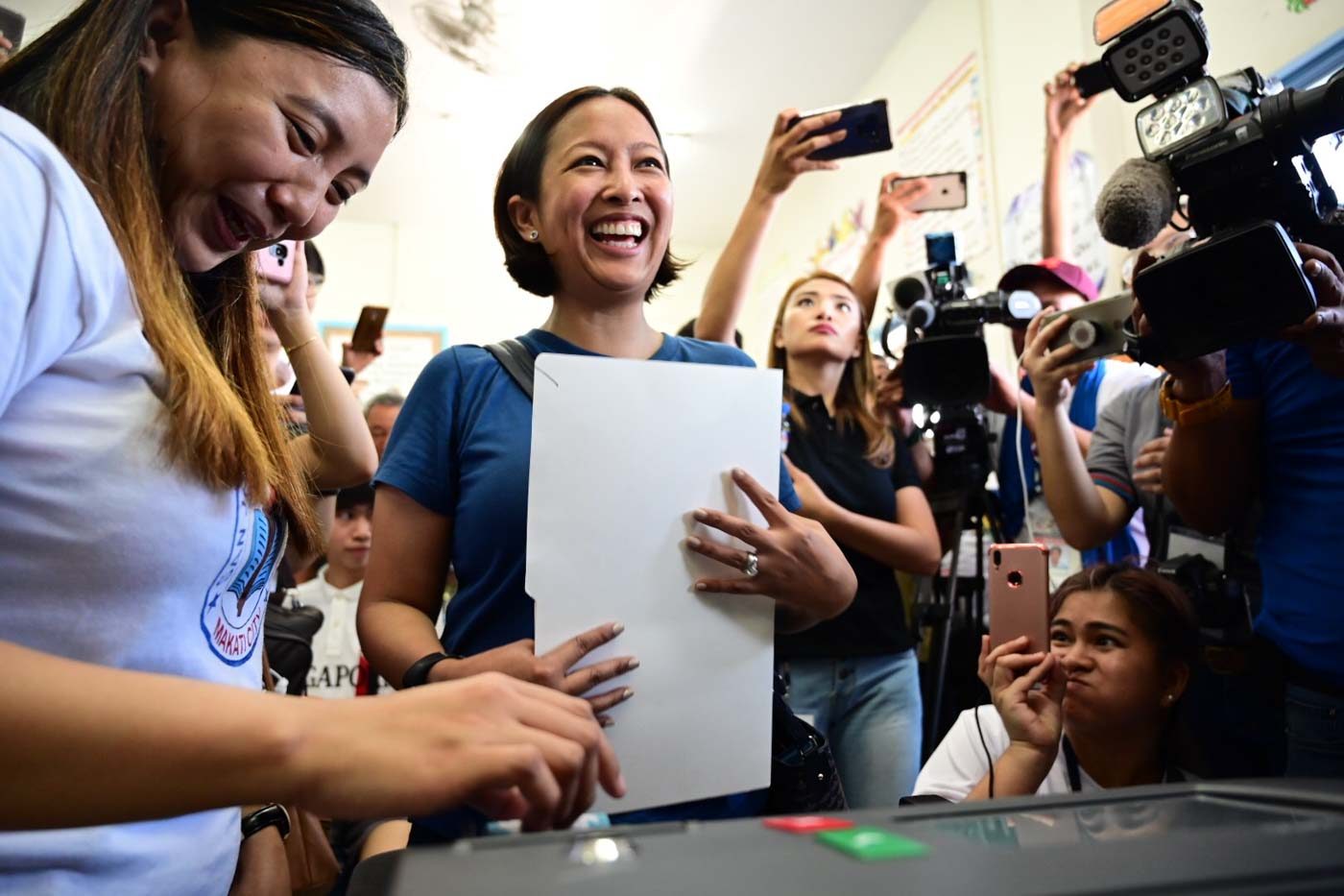 ALL SMILES. Reelectionist Makati City Mayor Abby Binay is all smiles as she feeds her ballot into the vote-counting machine. Photo by Alecs Ongcal/Rappler 