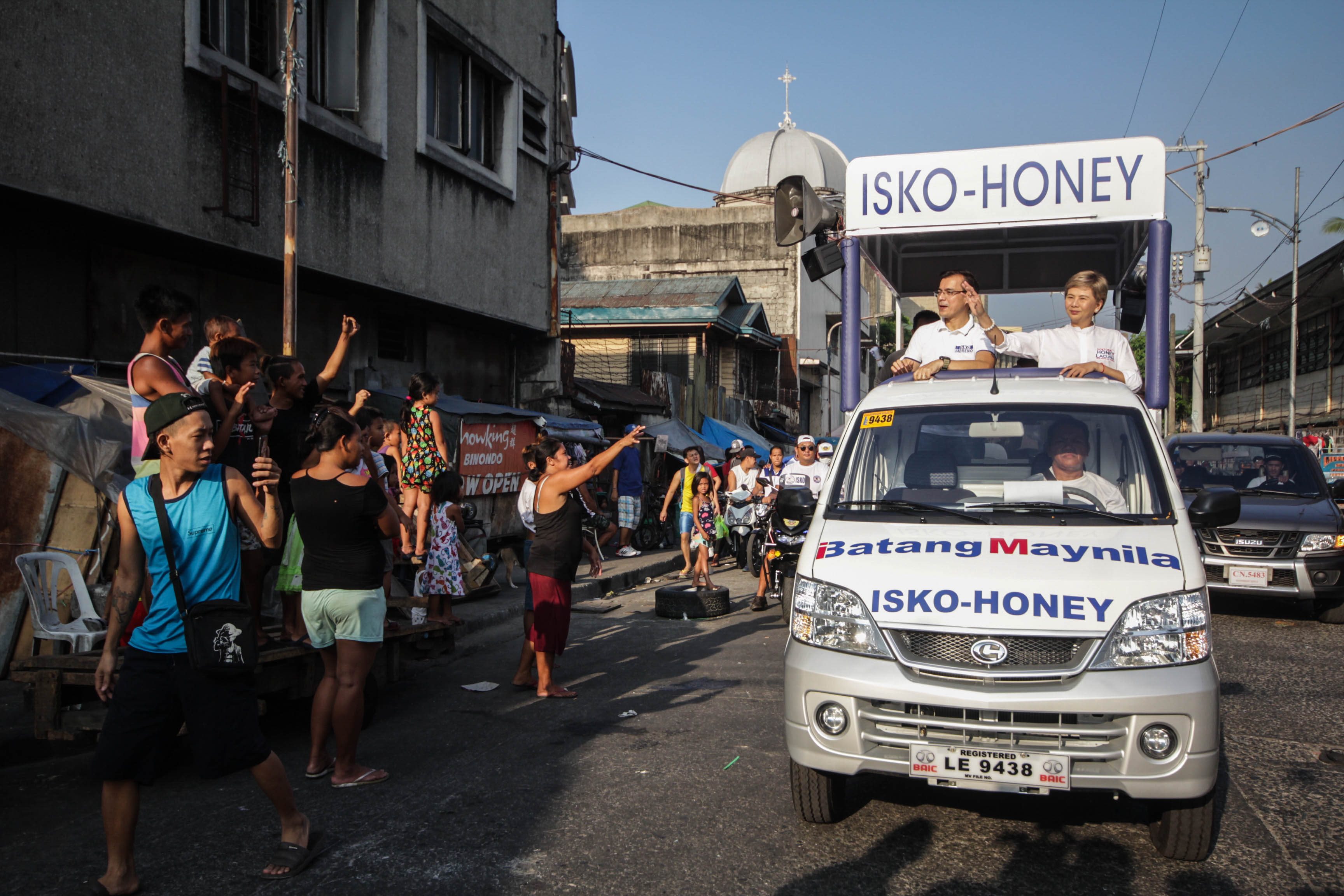 EARLY RISER. Isko Moreno together with reelectionist Manila Vice Mayor Honey Lacuna woo voters around Tondo early in the morning. Photo by Lito Borras/Rappler   
