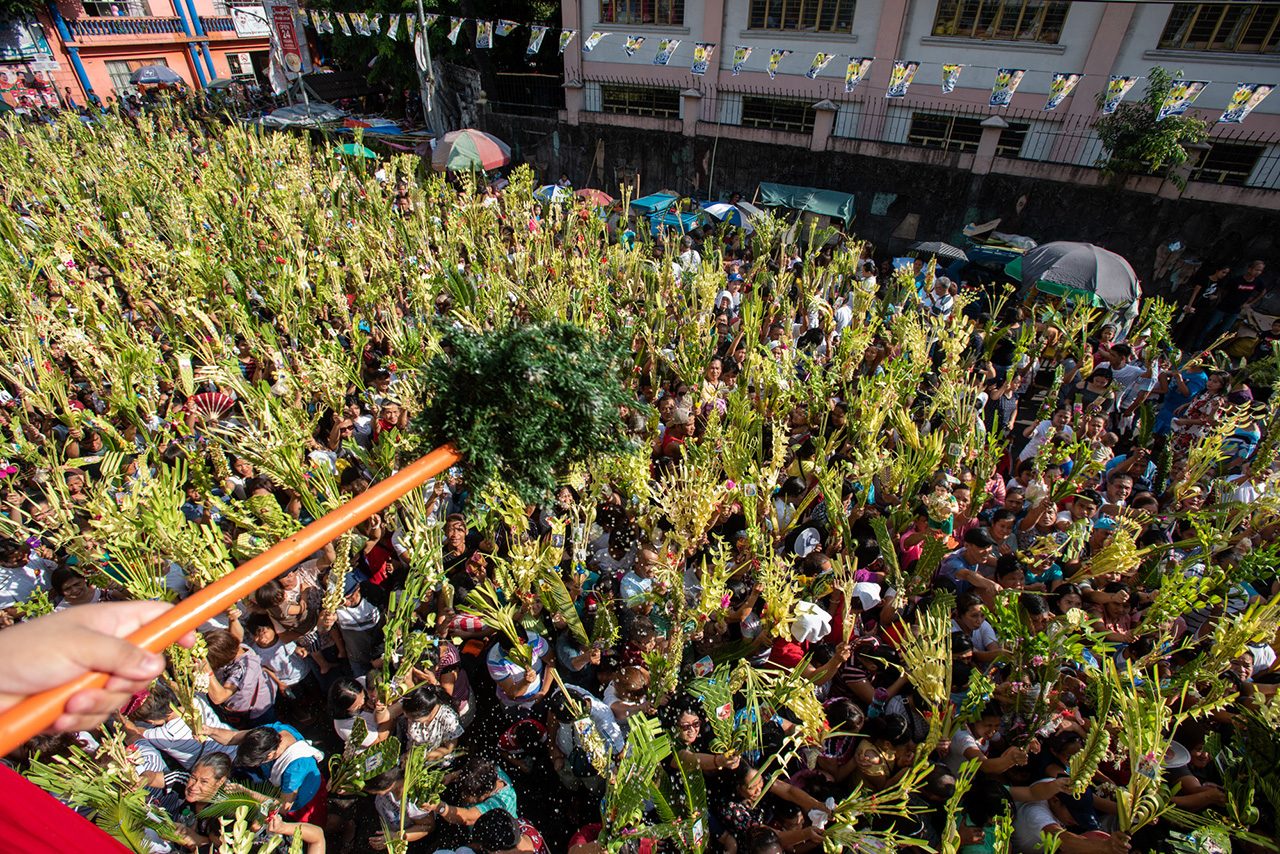 OVERFLOWING. Churches such as Santo Niño Parish in Tondo, Manila, overflow with Catholics wanting to have their palm fronds blessed on April 14, 2019. Photo by Maria Tan/Rappler  
