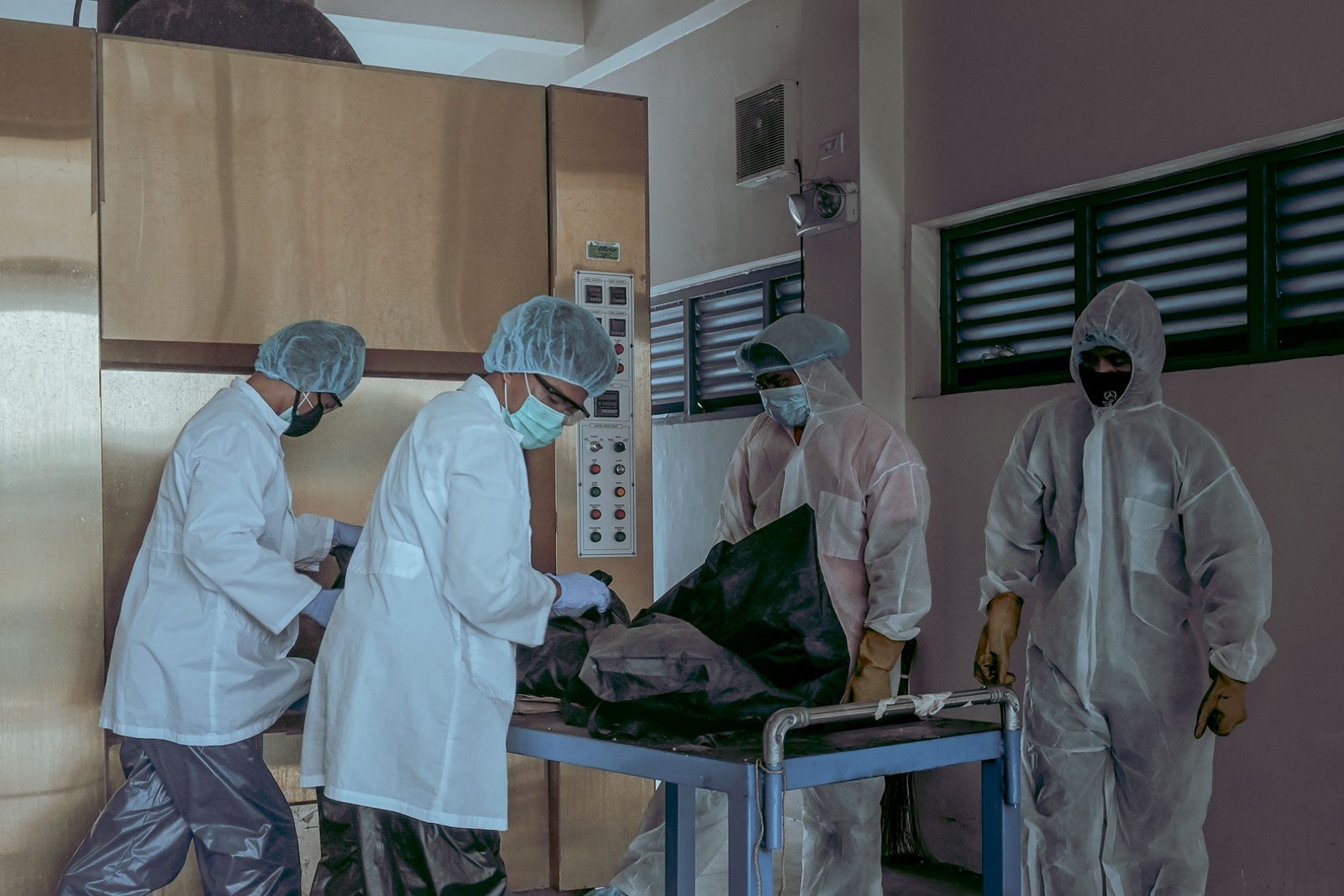 READY. Crematorium staff prepare the tightly-wrapped cadaver bag based on the guidelines set by the Department of Health. Photo by Alecs Ongcal/Rappler 