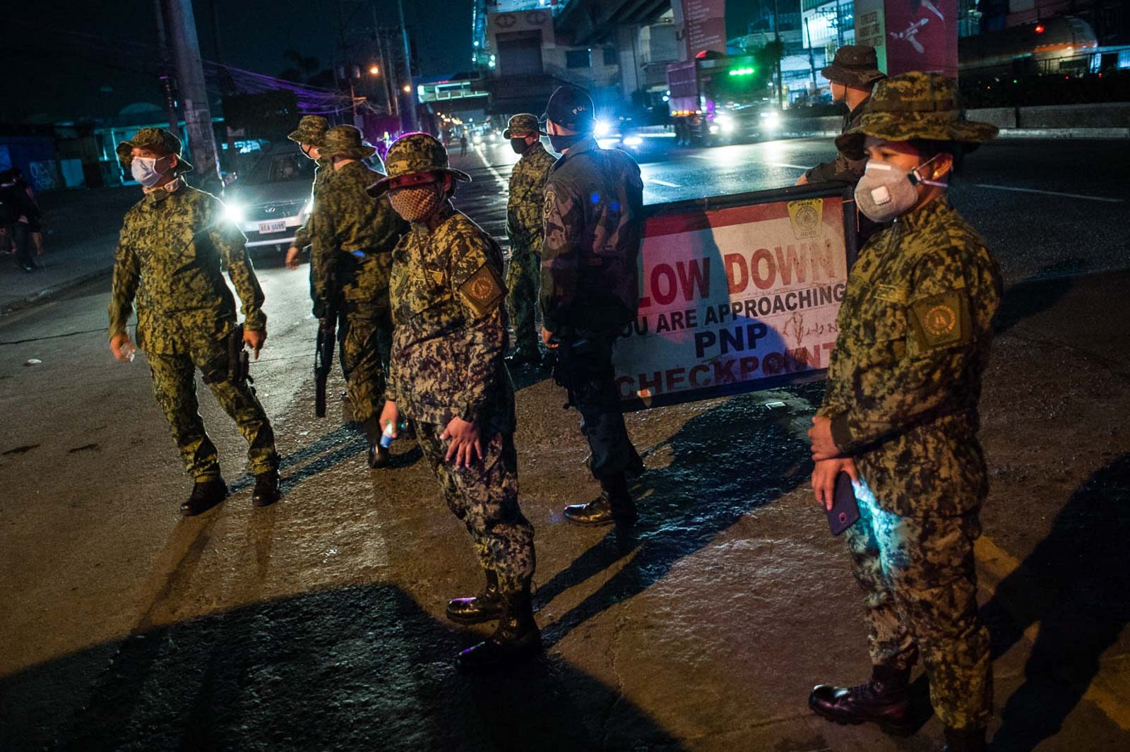 LOCKDOWN. Police officers stop vehicles at a checkpoint in Balintawak, Quezon City. Photo by Lisa Marie David/Rappler 