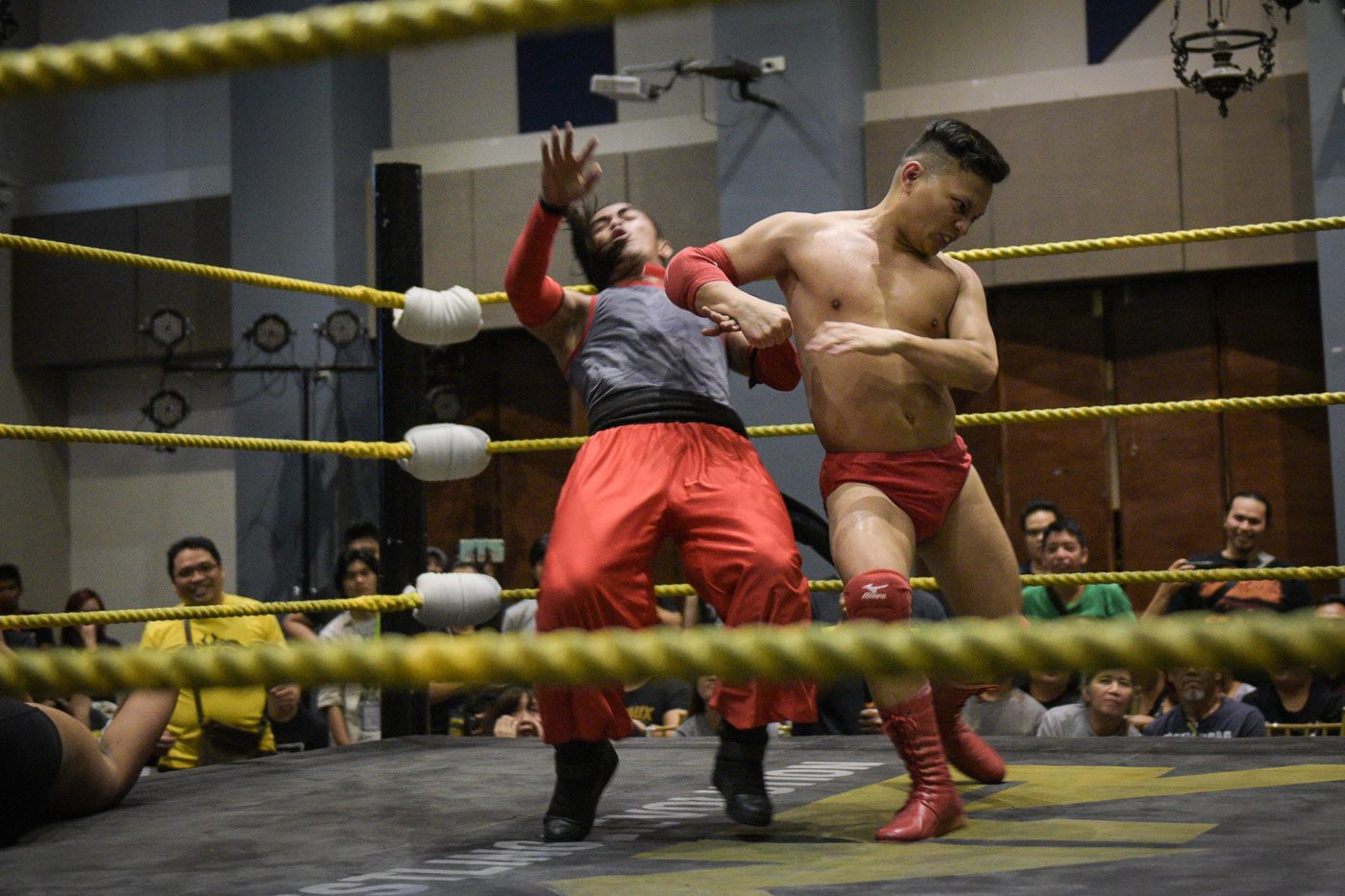 SURPRISE. Kapitan Tutan (right) beats Robin Sane and the YOLO Twins during the PWR WRevolution X at the iAcademy in Makati City on May 20, 2018. Photo by LeAnne Jazul/Rappler 