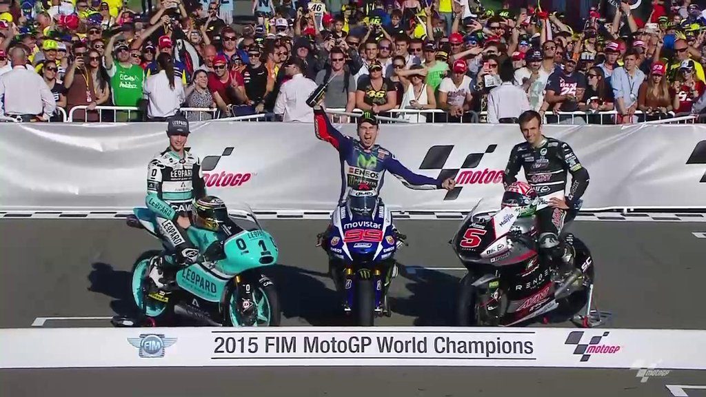 Juara dunia MotoGP, Jorge Lorenzo (tengah), bersama juara Moto2 dan Moto3. Foto dari Twitter/@MotoGP 