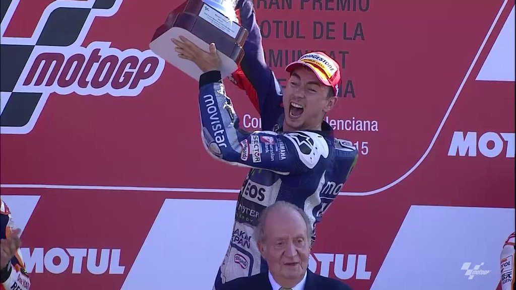 Lorenzo mengangkat trofi MotoGP Valencia. Foto dari Twitter/MotoGP 