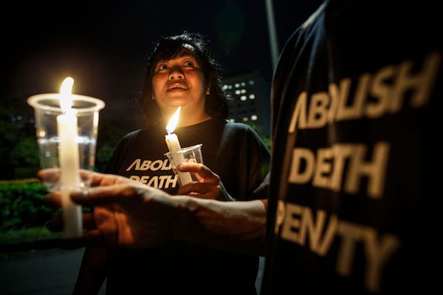 PROTEST. Indonesian activists hold candles during a candlelight protest against death penalty executions, outside the presidential palace in Jakarta, Indonesia, 28 July. EPA 