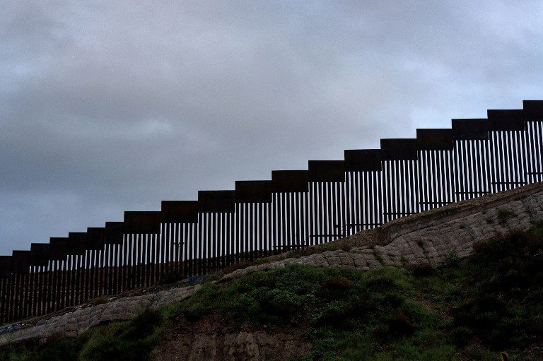U.S. lawmakers challenge Pentagon diversion of $1 billion for border wall