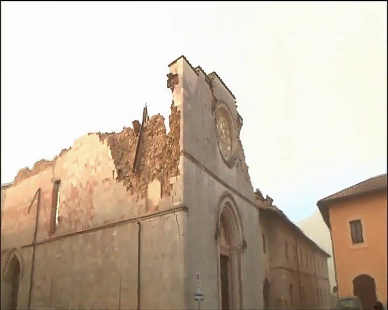 New Italy quake sows terror, flattens historic basilica