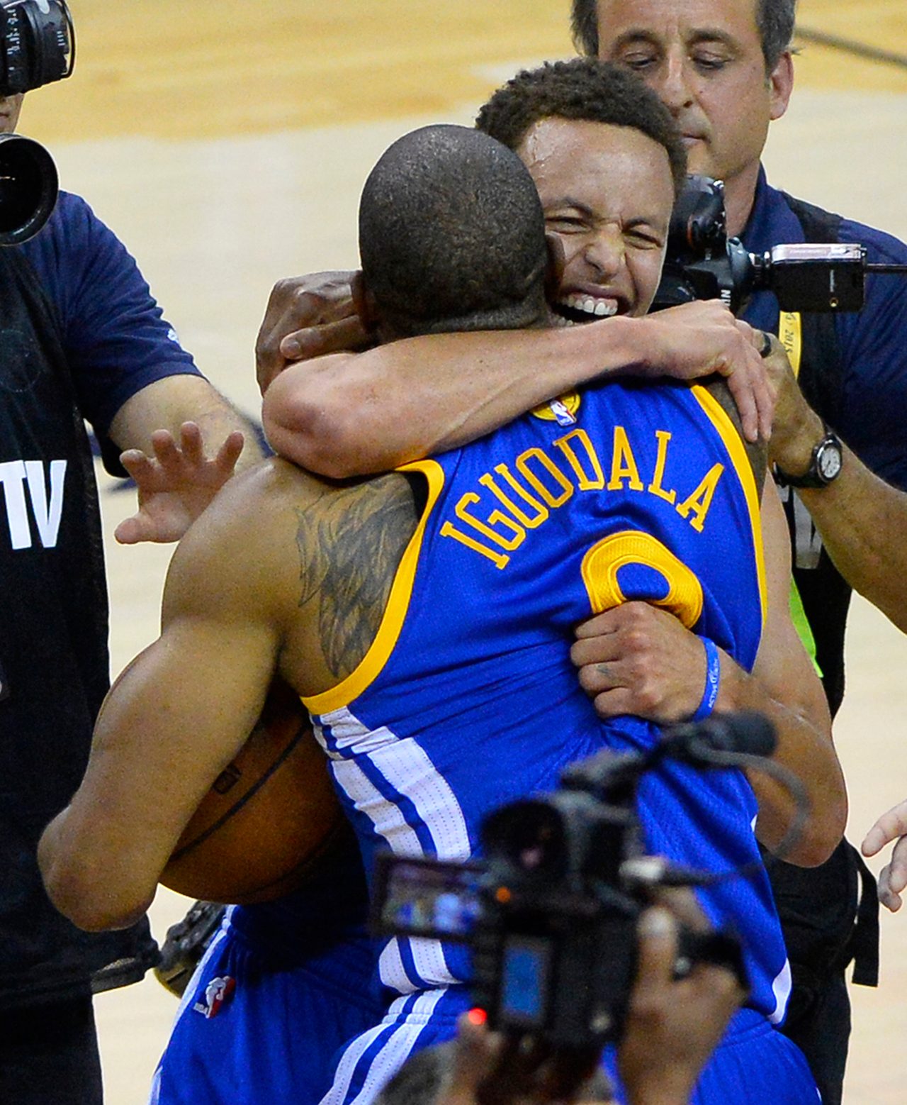 VICTORY HUG. Stephen Curry and Andre Iguodala embrace amid the celebration on the court. Photo by LARRY W. SMITH/EPA 