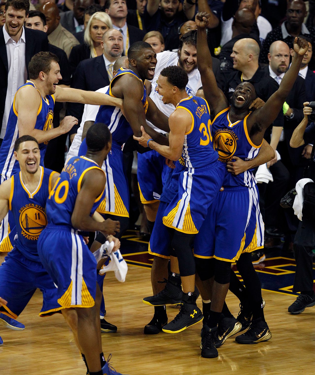 WINNING MOMENT. Stephen Curry (C) and his teammates celebrate as the final buzzer of game 6 sounded and they won the 2015 NBA title. Photo by DAVID MAXWELL/EPA 