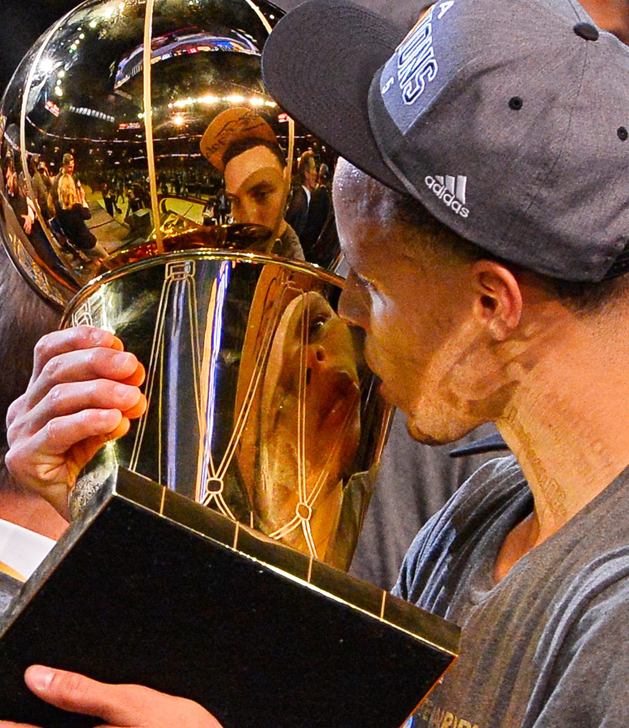 MVP AND CHAMPION. League MVP Stephen Curry kisses the NBA Finals trophy after beating the Cleveland Cavaliers in Game Six of the NBA Finals. Photo by LARRY W. SMITH/EPA 