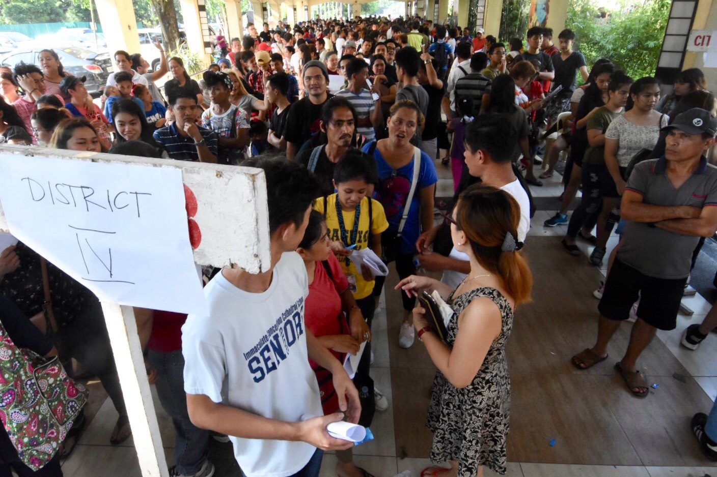 MASS. People mass at the lobby of Quezon City Hall. Photo by Angie de Silva/Rappler  