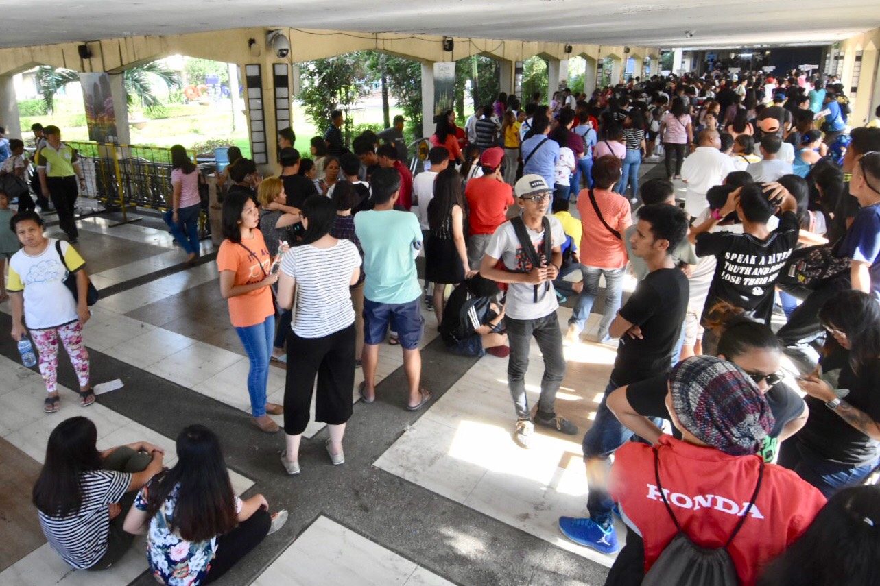 IN PHOTOS: Thousands troop to Comelec offices on last day of voters’ registration