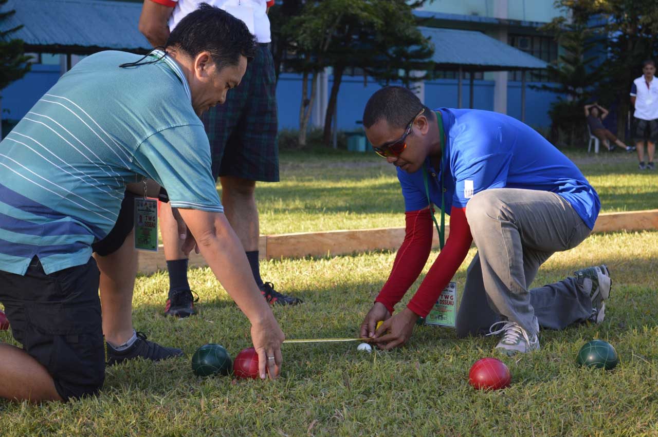 MEASUREMENT. Officials measure the distance of the colored balls from the small white ball or lead ball. Photo by Mary Joy Gelit/Rappler 
