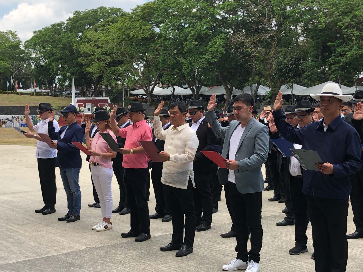 ADOPTED ALUMNI. Honorary alumni of the PNP Academy take their oath in this year's homecoming on February 4, 2019. Photo by Sofia Tomacruz/Rappler 