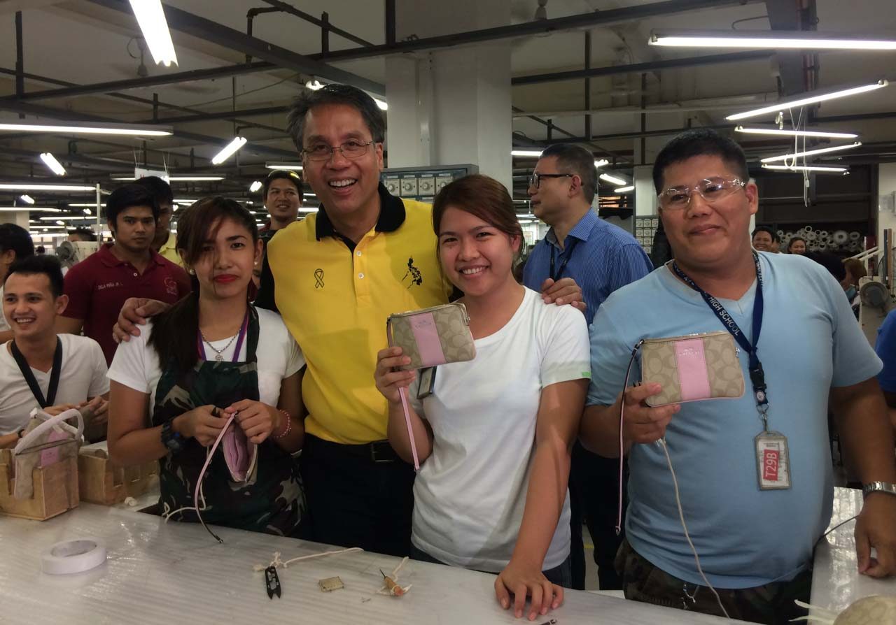 MR TRABAHO. Mar Roxas visits a bag manufacturing factory in Pampanga. Photo by Bea Cupin/Rappler  