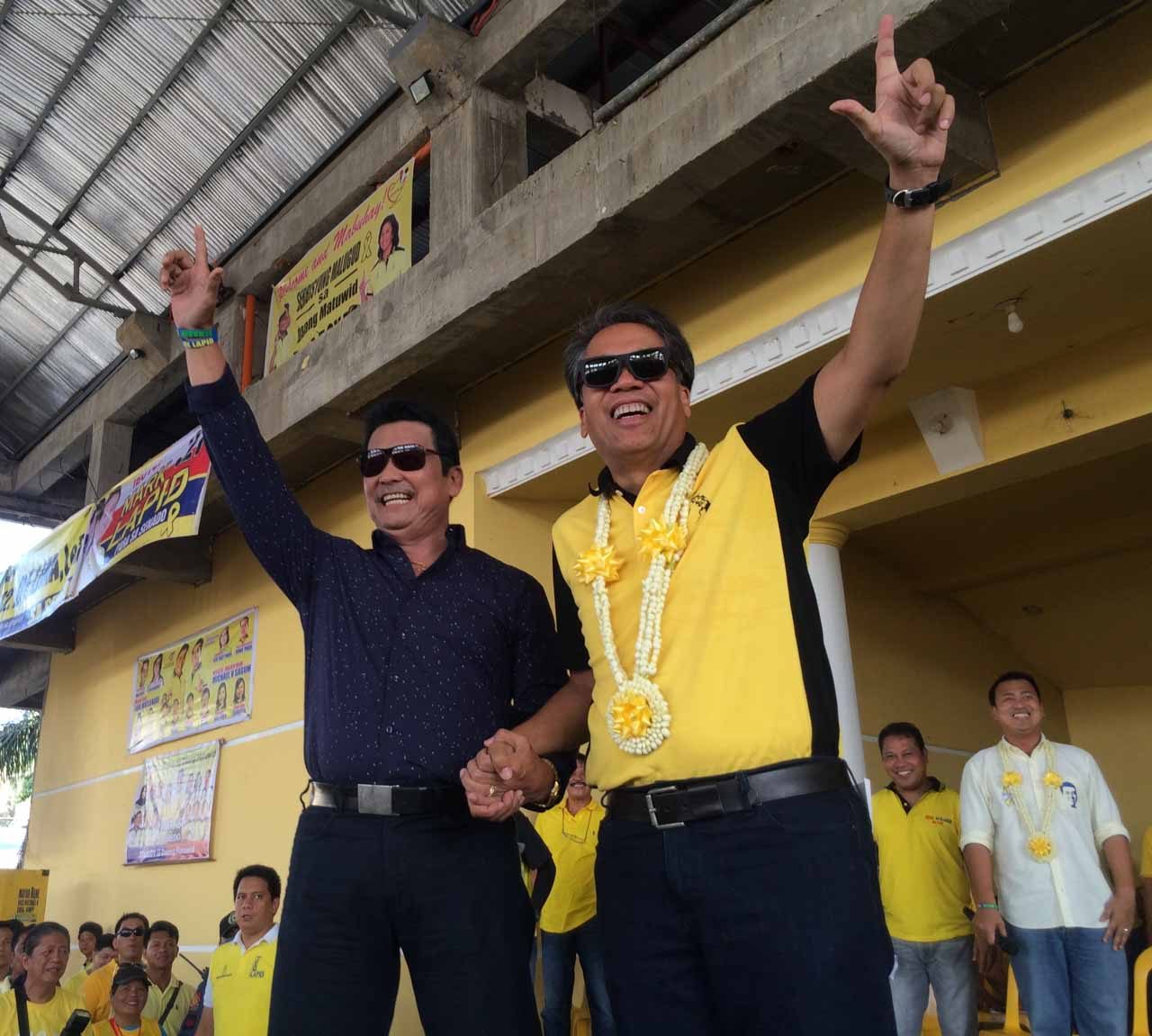 LAPID SUPPORT. Senator Lito Lapid and Mar Roxas during a sortie in Candaba. The senator's son, former Pampanga governor Mark Lapid, is running for senator under the LP-led coalition. Photo by Bea Cupin/Rappler    
