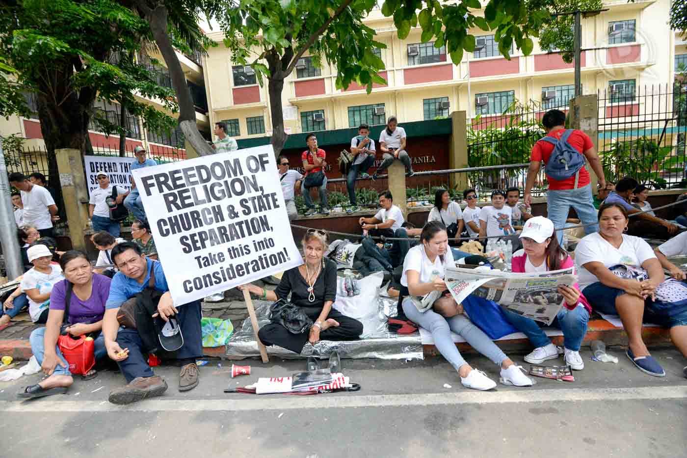 SECOND DAY. Iglesia ni Cristo members, some of whom have come from outside Metro Manila, continue to picket the Department of Justice along Padre Faura Street in Manila. Photo by LeAnne Jazul/Rappler