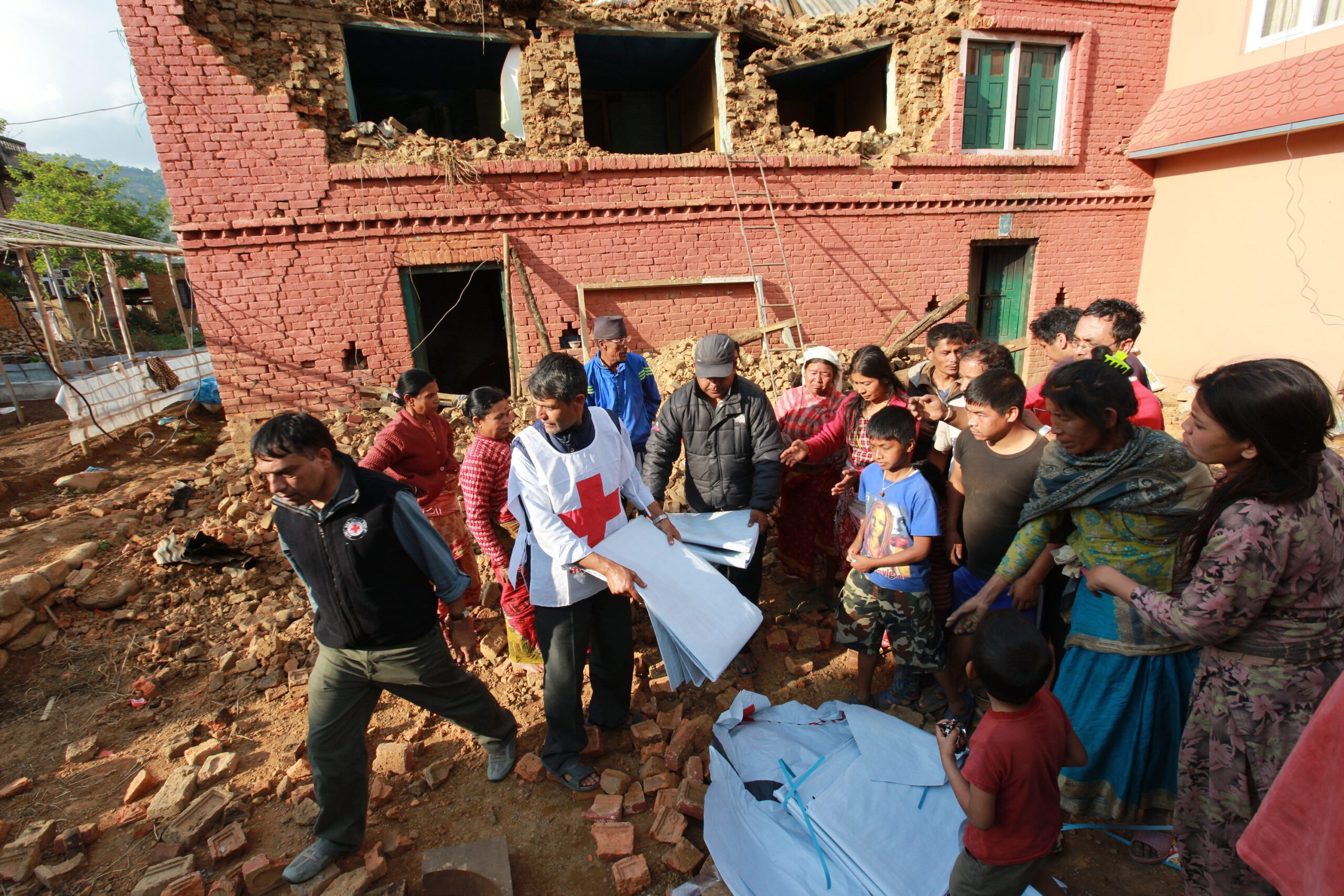 Aid reaches quake-hit Nepal villagers as death toll passes 5,000