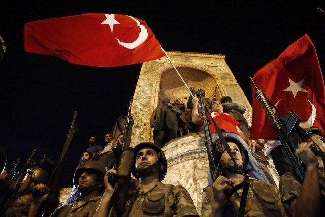 Obama backs Turkey government as coup unfolds