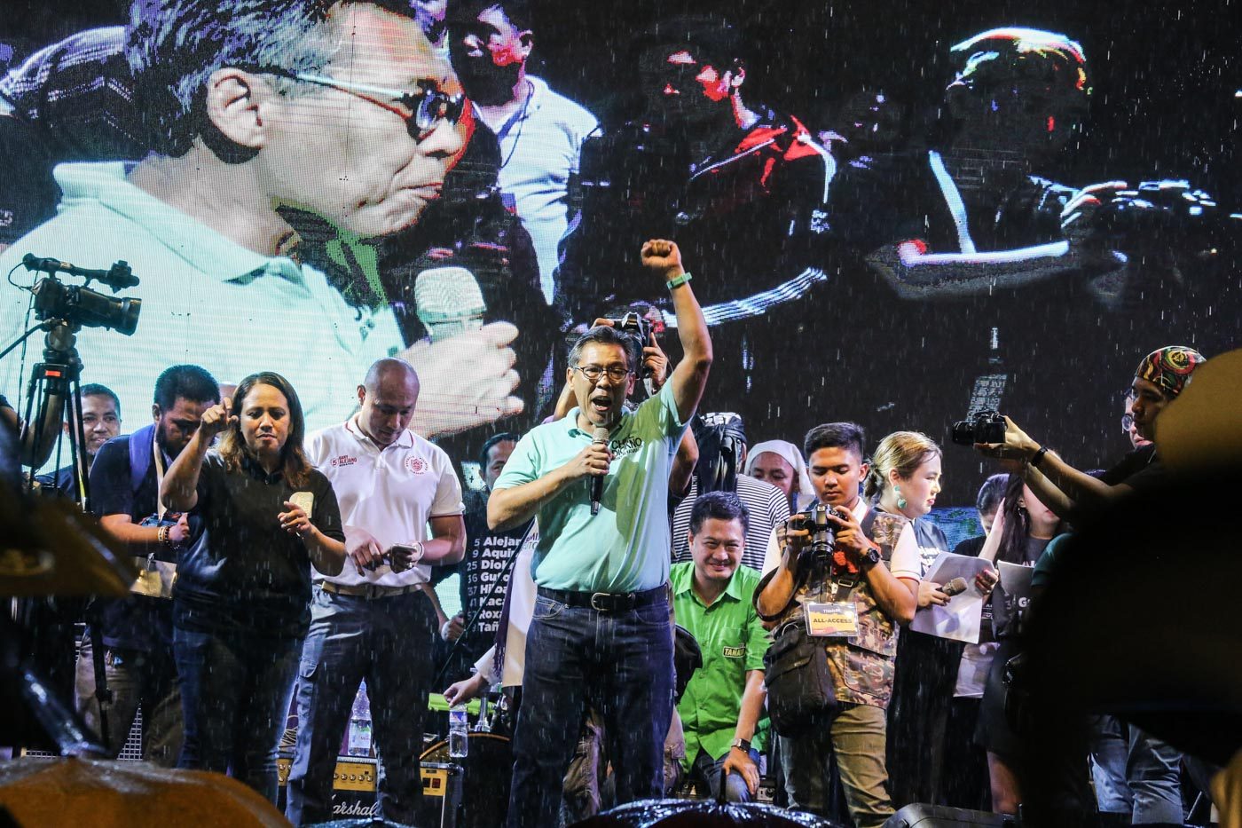 FUTURE STANDARD-BEARER? Human rights lawyer turned Otso Diretso senatorial bet Chel Diokno raises his hands as he delivers his last campaign speech on May 8, 2019. Photo by Maria Tan/Rappler 
