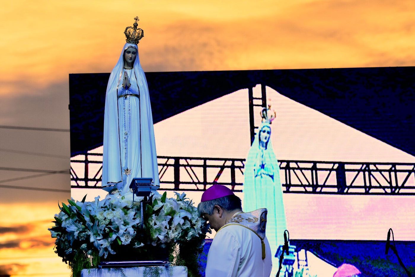 MOTHER AND SON. Lingayen-Dagupan Archbishop Socrates Villegas prays before an image of Our Lady of Fatima in an anti-EJK event at the People Power Monument on November 5, 2017. Photo by Angie de Silva/Rappler 