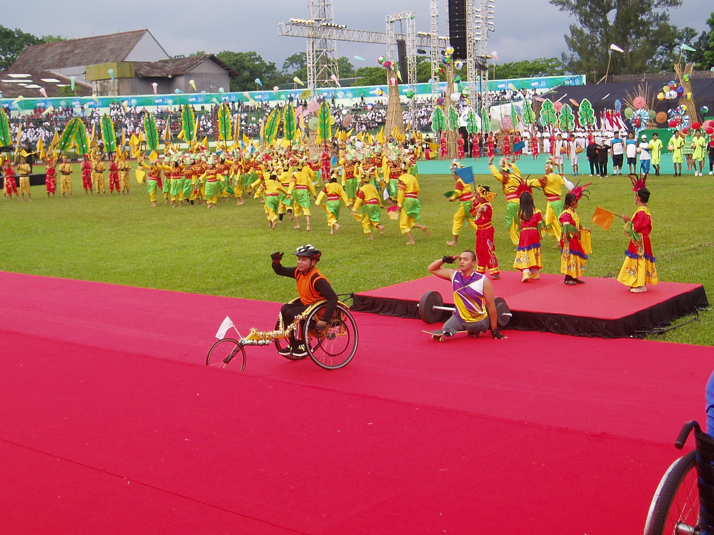 Atraksi yang dilakukan atlet difabel dalam upacara Pembukaan Peparnas XV/2016 Jawa Barat di Stadion Siliwangi, Bandung, pada 15 Oktober 2016. Foto oleh Yuli Saputra/Rappler 