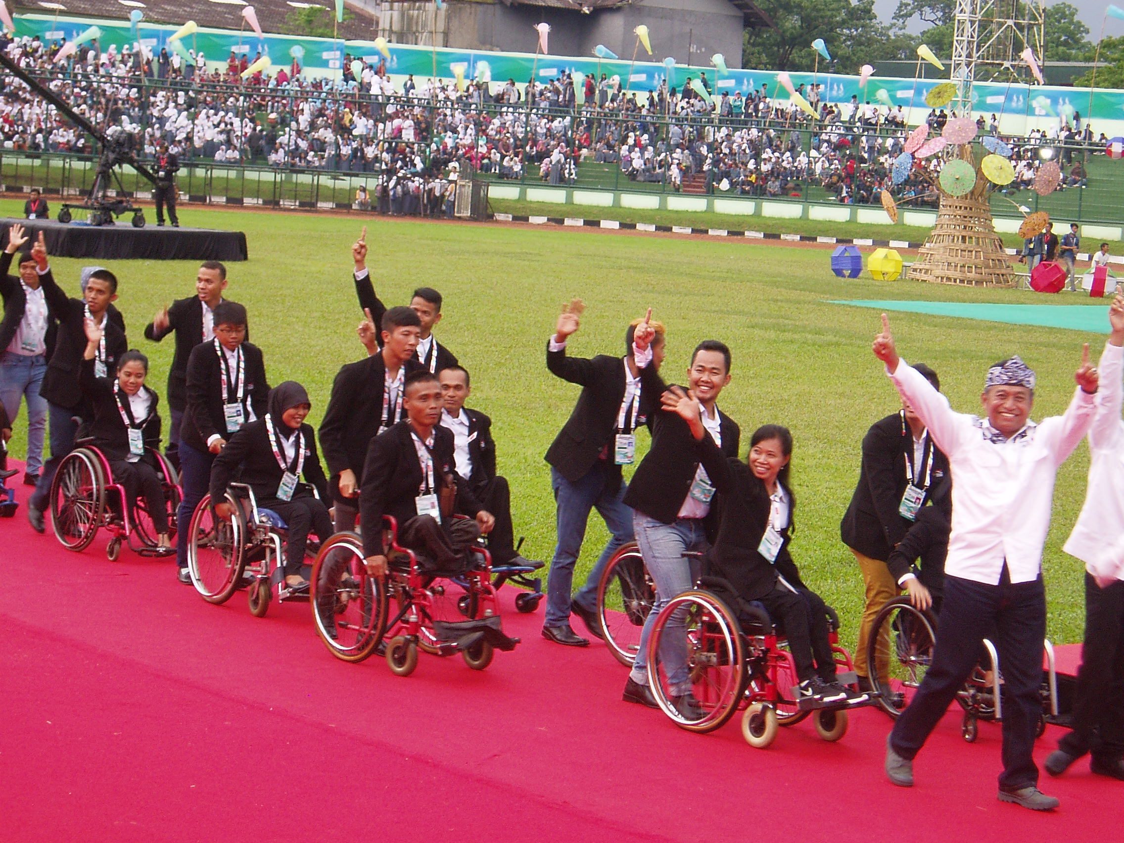 Kontingen Jawa Barat saat melakukan defile dalam upacara Pembukaan Peparnas XV/2016 Jawa Barat di Stadion Siliwangi, Bandung, pada 15 Oktober 2016. Foto oleh Yuli Saputra/Rappler 