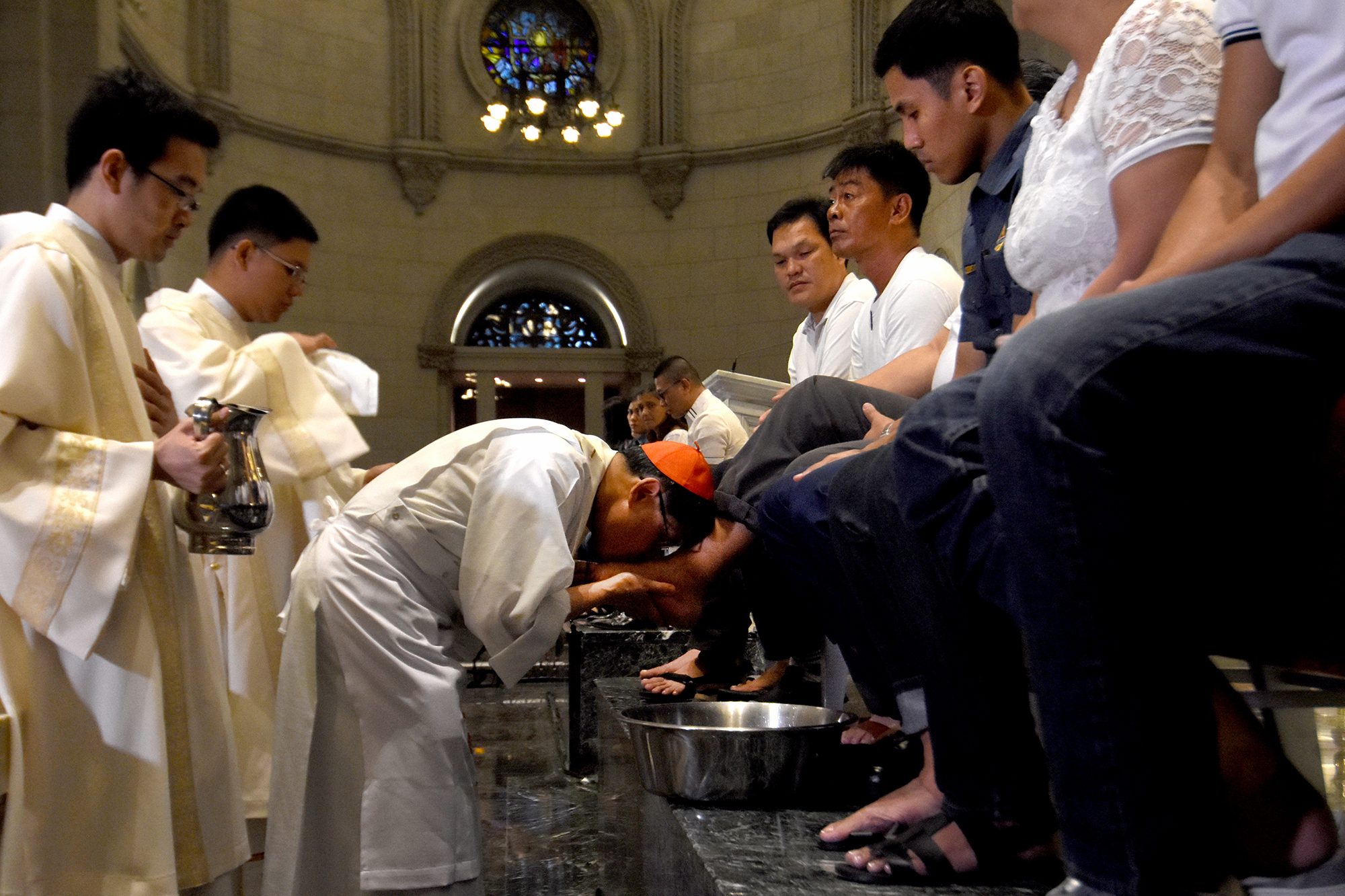 LEADING THE WAY. Manila Archbishop Luis Antonio Cardinal Tagle leads the washing of the feet at the Manila Cathedral on Maundy Thursday, April 13, 2017. Photo by Angie De Silva/Rappler   