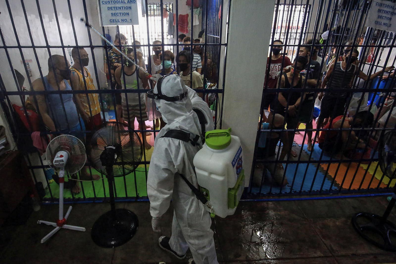 DISINFECT. The Manila Police District disinfects one of its jails on April 17, 2020, as a measure against the coronavirus. Photo by Ben Nabong/Rappler  