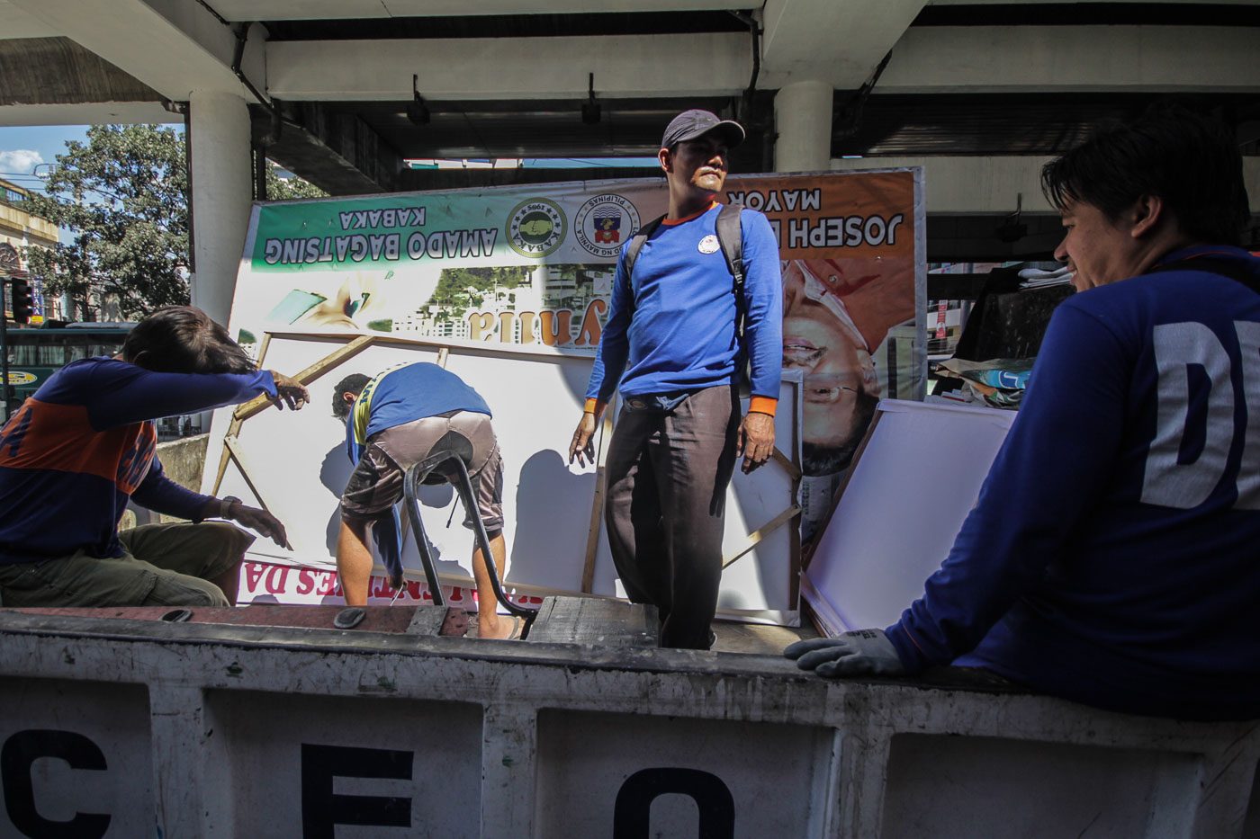 Comelec hits Bong Go, Mar Roxas over illegal campaign posters