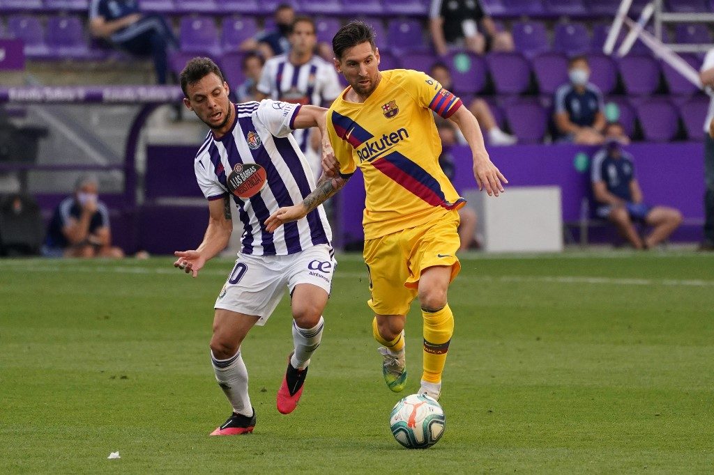ANOTHER MILESTONE. Lionel Messi (right) sets another league record during Barcelona's match against Oscar Plano's Real Valladolid on Saturday. Photo by Cesar Manso/AFP 