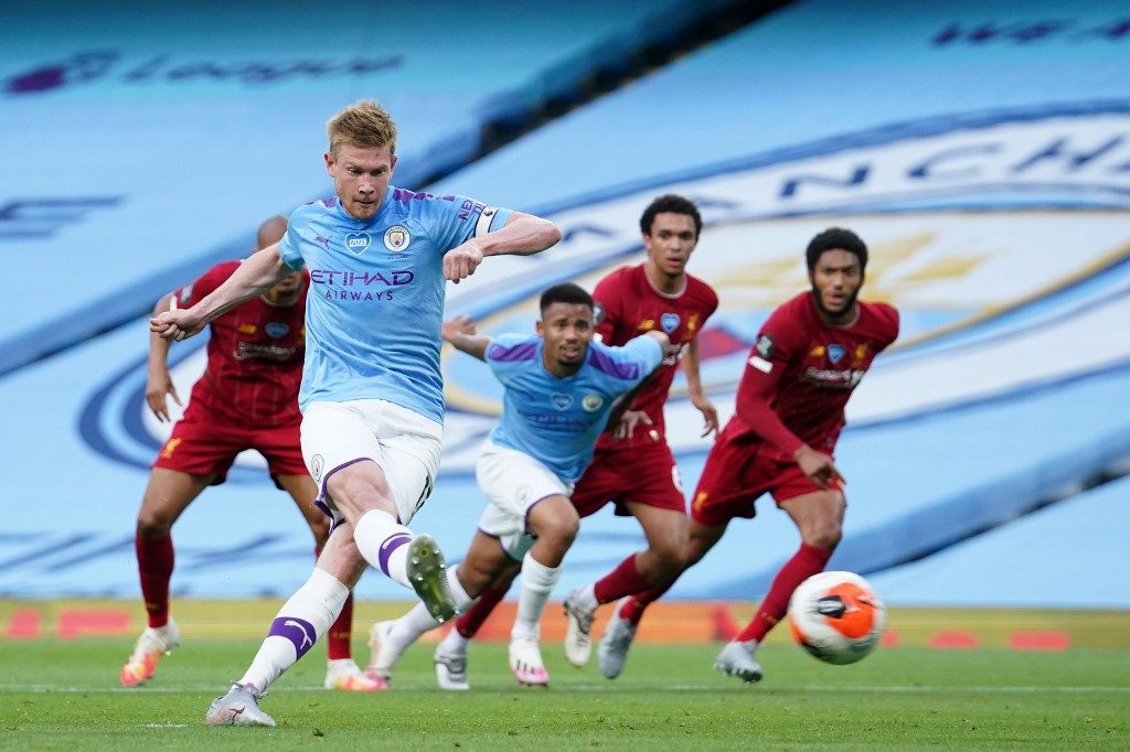 FULL CONTROL. Manchester City's Belgian midfielder Kevin De Bruyne (left) scores the opening goal OFF a penalty kick versus Liverpool. Photo by Dave Thompson/AFP 