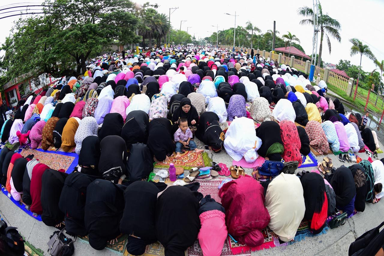 CELEBRATION. Muslims in prayer at the Blue Mosque in Taguig City. Photos by Maria Tan/Rappler 
