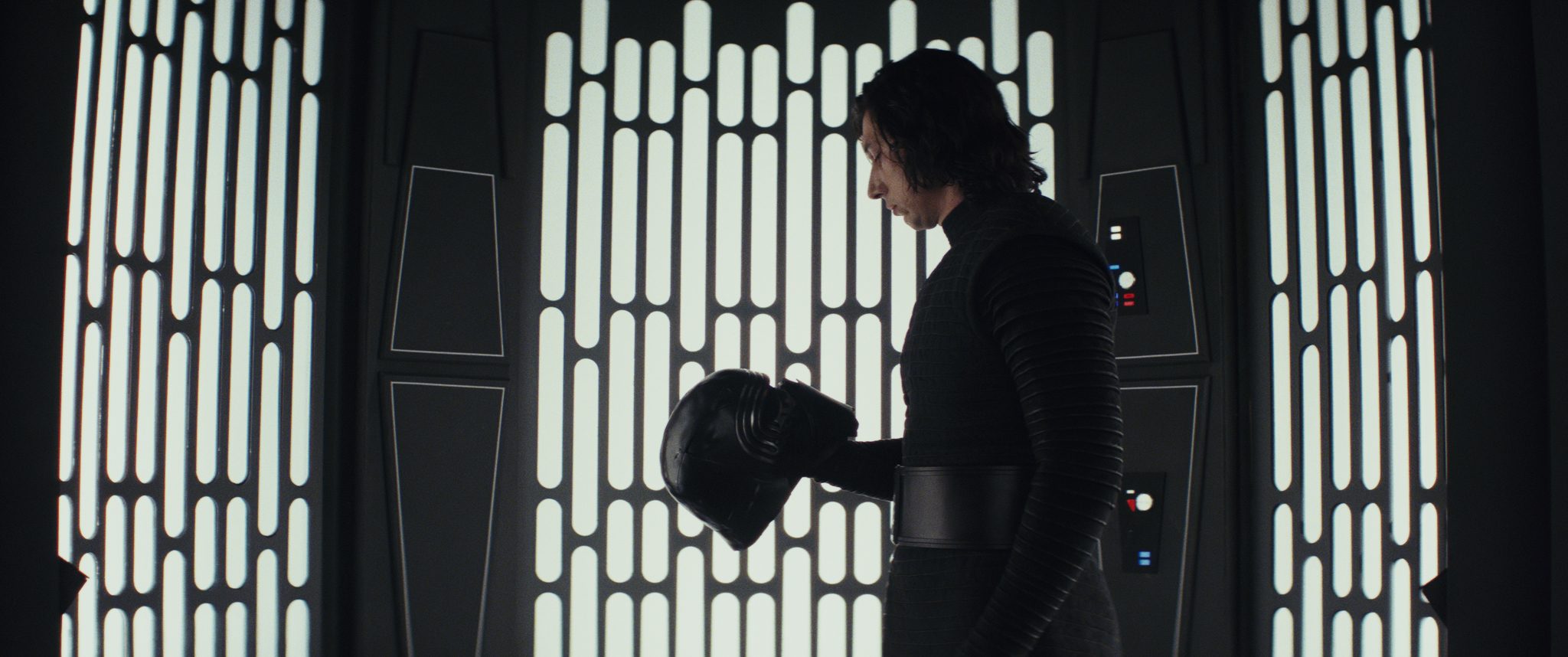 Adam Driver sebagai Kylo Ren dalam 'Star Wars: The Last Jedi'. Foto dari starwars.com 