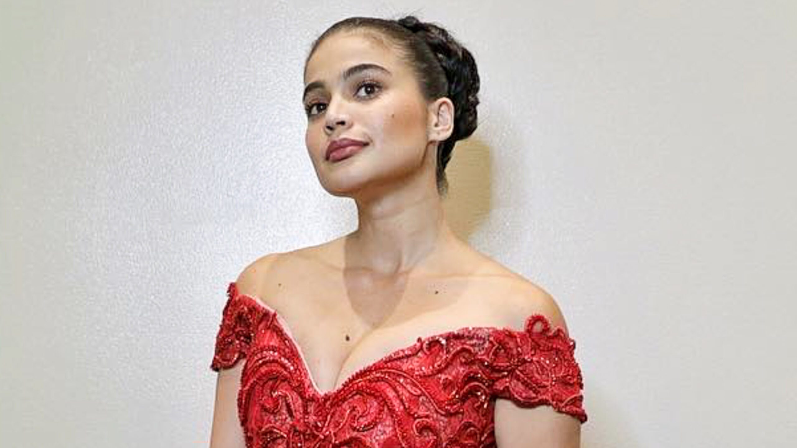 IN PHOTOS: Anne Curtis stuns in red gown for bridal show
